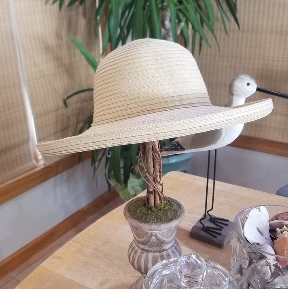 NWT SUN HAT - Picture 3 of 6